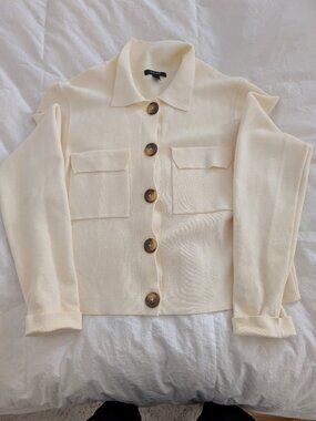 Beautiful button down cream vest. Soft tissu. Casual easy wear.